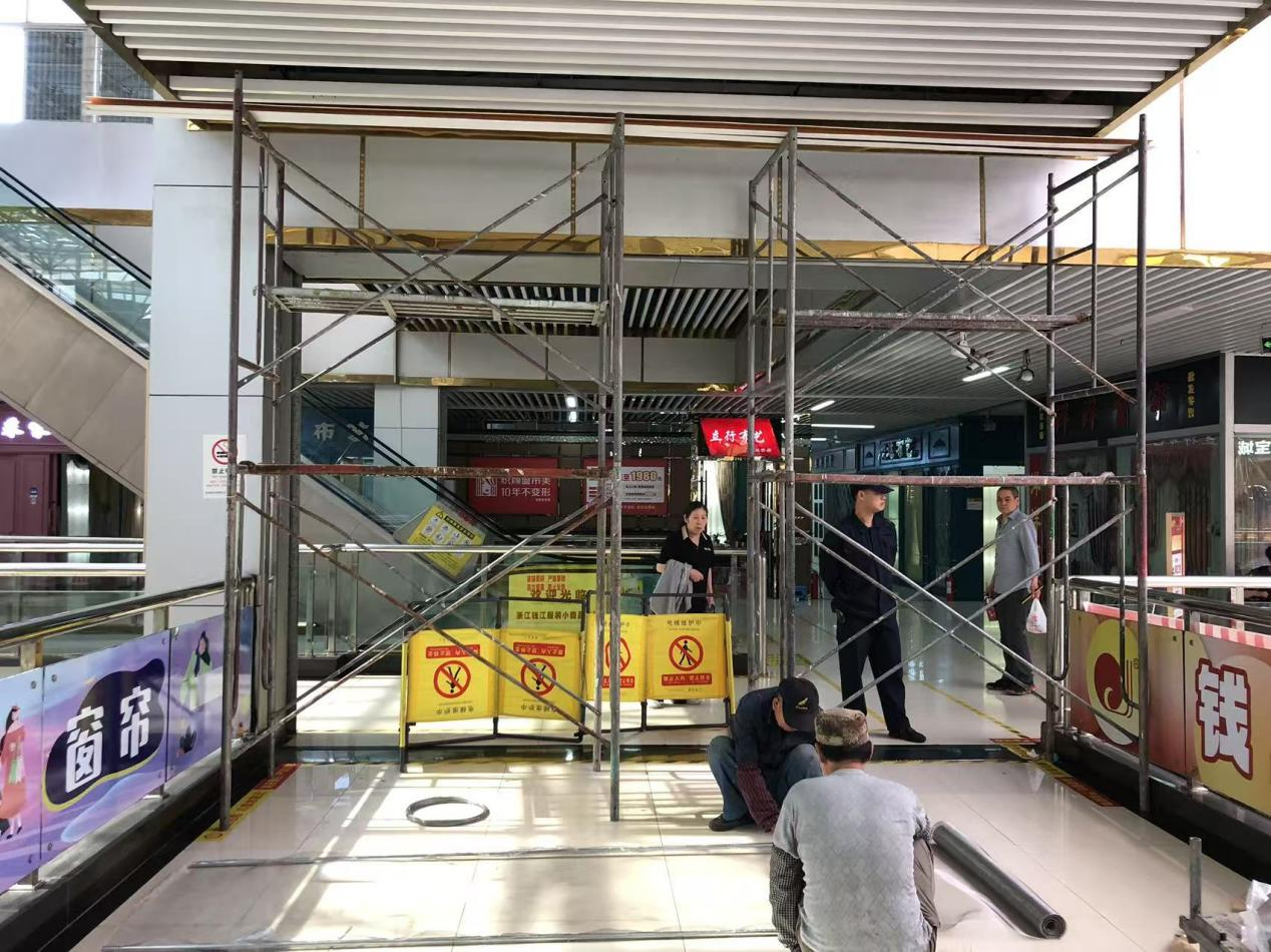 钱江商城天桥连廊“穿”上防护铠甲