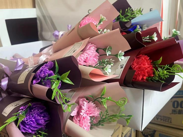 逐梦国际文创集团开展“送你一朵小花”女神节活动