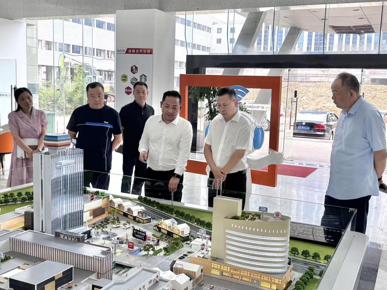 合肥市包河区区委副书记刘登银调研安徽老广电355潮流创意社区