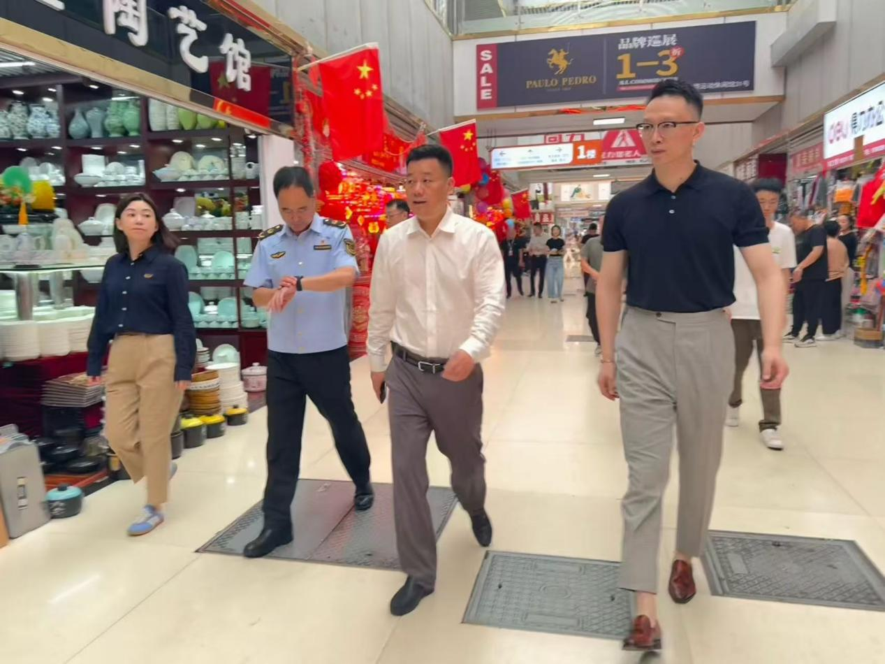 沈建立副区长一行赴钱江商城开展节前消防安全与经营管理工作检查指导