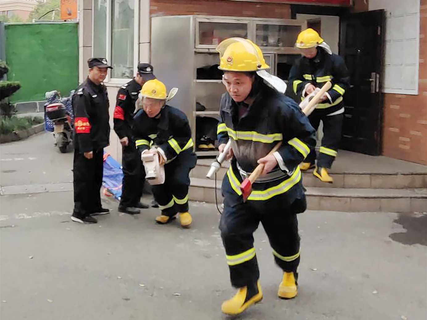安全第一，防范为先——逐梦国际市场开展消防疏散演练活动